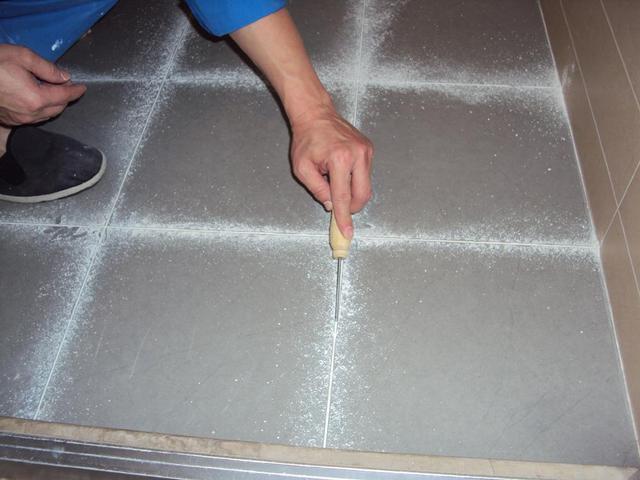 瓷砖拱起处理绝招视频(瓷砖拱起来了有什么办法搞好)